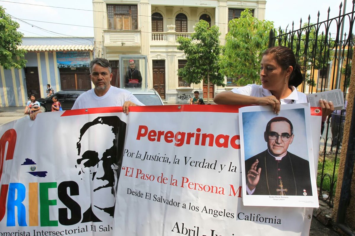 El grupo de peregrinos salvadoreños, porta la imagen de monseños Óscar Romero. (Foto Prensa Libre: Esbin García)