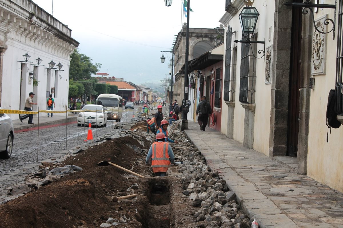 Los trabajos en la red de distribución de agua en la 4a. calle, entre 4ª. y 2ª. avenidas, dificulta el tránsito vehicular en la ciudad colonial. (Foto Prensa Libre: cortesía)