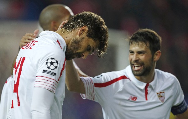 Los jugadores del Sevilla disfrutaron su pase a la Liga Europa, aunque sufrieron por quedar fuera de la Champions. (Foto Prensa Libre: EFE)