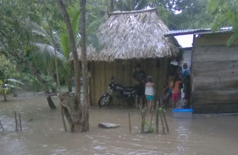 En la comunidad El Mirador, Sayaxché, Petén, varias viviendas fueron anegadas por las inundaciones. (Foto Prensa Libre: Conred)