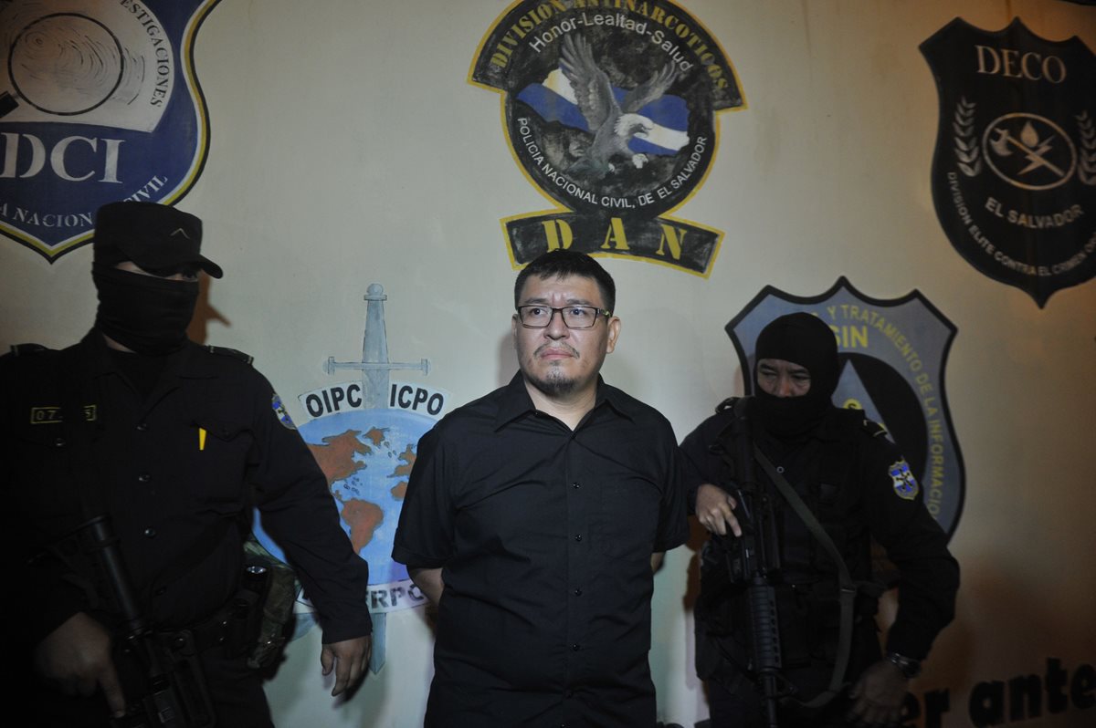 El esposo de la periodista salvadoreña asesinada Karla Turcios, Mario Huezo, es presentado por la policía luego de ser arrestado por su crimen, en San Salvador. (Foto Prensa Libre:AFP).