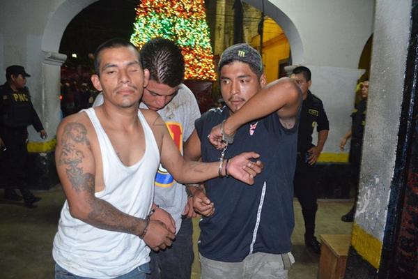 Tres hombres son capturados por intentar agredir a varios agentes de la Policía Nacional Civil, en la cabecera de Retalhuleu. (Foto Prensa Libre: Jorge Tizol)<br _mce_bogus="1"/>