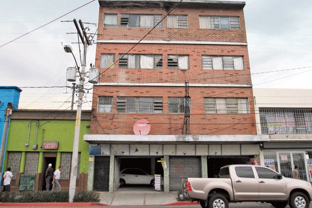 Este es el edificio que registró la Fundación contra el Terrorismo Mediático como su sede en la zona 1, pero no se halló la oficina. (Foto Prensa Libre: Érick Ávila)