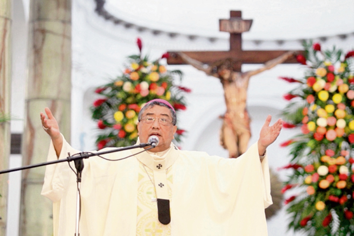Óscar Vian,  arzobispo metropolitano, celebra la misa en la Catedral.