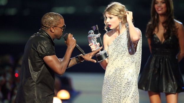 Kanye West le da el susto de su vida a Taylor Swift. GETTY IMAGES