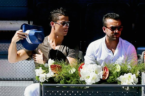 El futbolista portugués del Real Madrid Cristiano Ronaldo (c) durante el partido que el español Rafa Nadal y el italiano Simone Bolelli (Foto Prensa Libre: EFE)