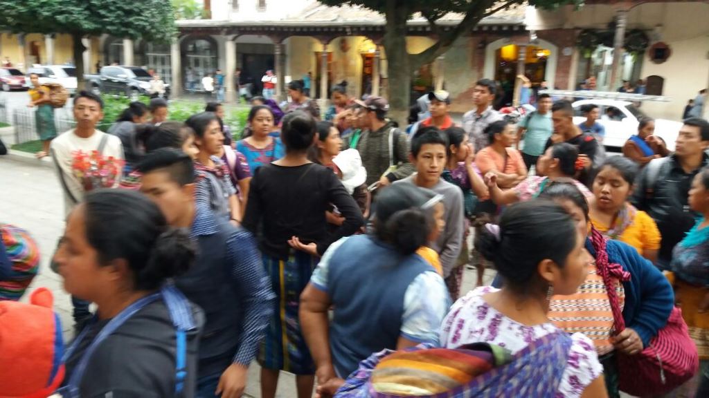 Algunos de los vendedores que fueron desalojados en la ciudad colonial. (Foto Prensa Libre: Renato Melgar).