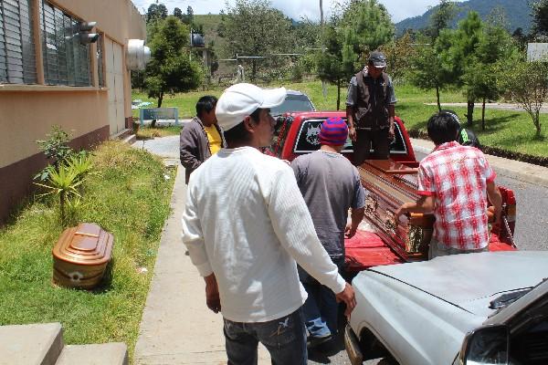 Familiares de las víctimas trasladan cuerpos de la morgue del Inacif hacia la aldea Tunayac, Momostenango.