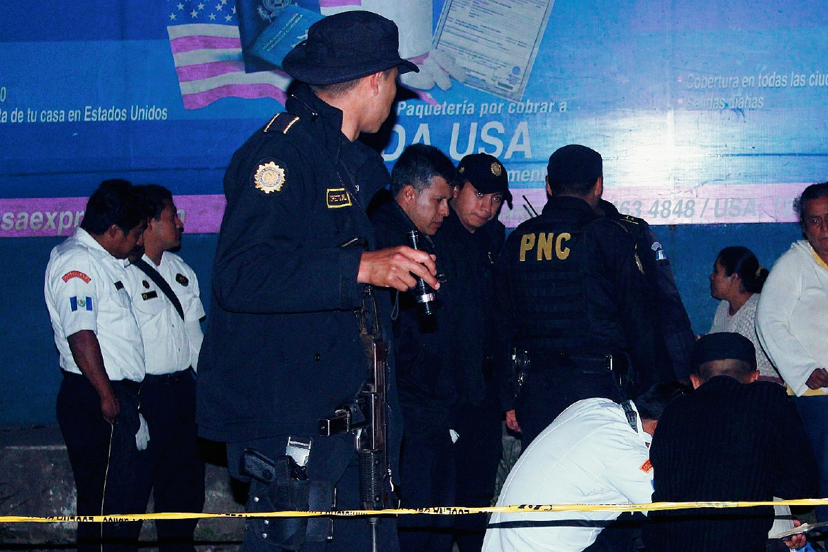 Agentes de  la PNC acordonan el área donde un hombre murió en la ruta Interamericana, cabecera de Chimaltenango. (Foto Prensa Libre: Víctor Chamalé)