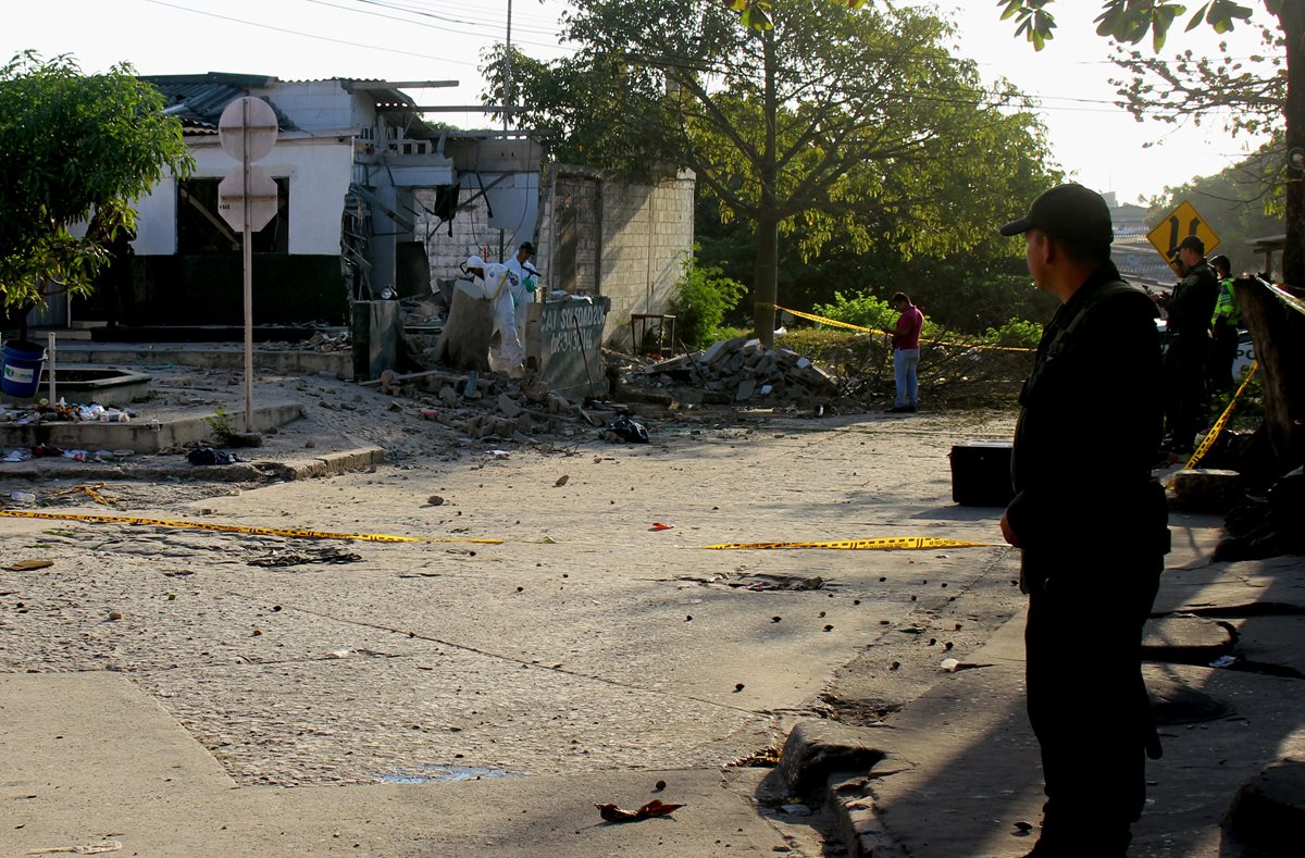 Investigadores revisan el lugar donde explotó un artefacto el domingo, en Barranquilla, Colombia. (Foto Prensa Libre: EFE)