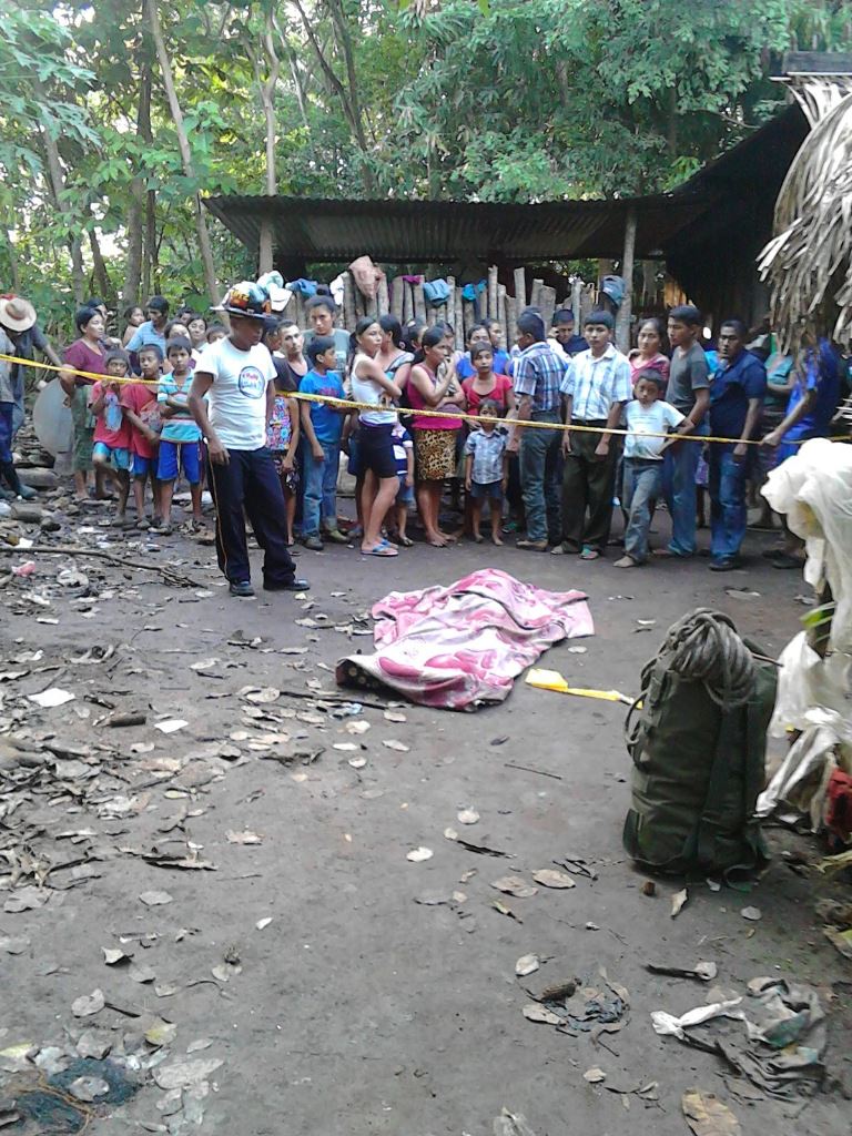 Cadáver de hombre que murió al caer en pozo, en San Santonio Suchitepéquez. (Foto Prensa Libre: Melvin Popá)
