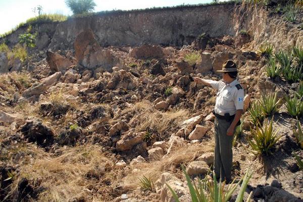 Deslave en el km 78 de la ruta al Atlántico es causado  por una corriente de agua subterránea, por lo que en el lugar se forman largas filas  de vehículos. (Foto Prensa Libre: Hugo Oliva)