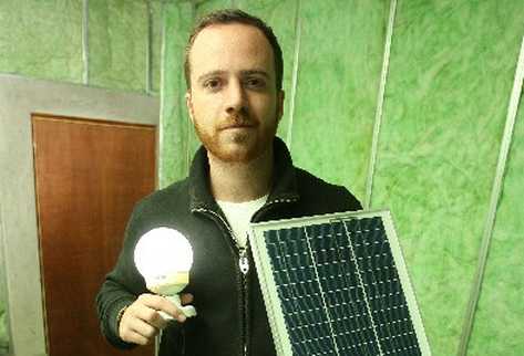 Juan Rodríguez muestra un kit básico de panel solar. (Foto Prensa Libre: Billy Quijada)