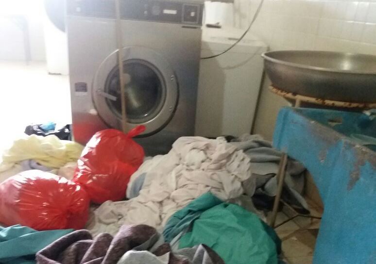 Las encargadas de la lavandería del hospital dejaron la ropa sucia acumulada en el piso para exigir a las autoridades la reparación de la lavadora. (Foto Prensa Libre: Héctor Cordero)
