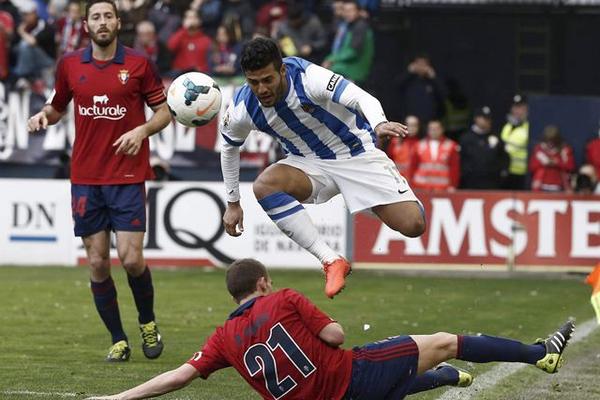El mexicano Carlos Vela participó en la jugada del gol de la Real. (Foto Prensa Libre: EFE)