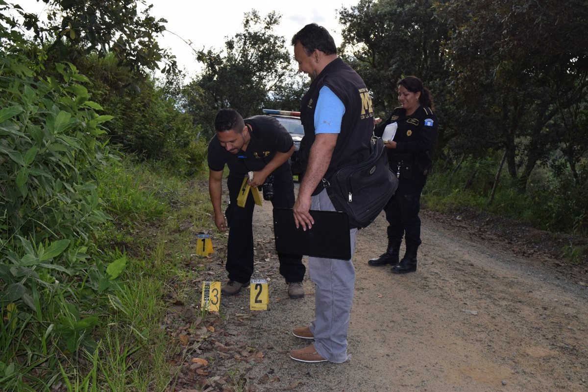 Fiscales del MP recogen evidencias en el lugar donde fueron baleados los hermanos. (Foto Prensa Libre: Mario Morales)
