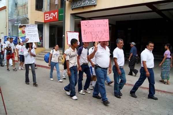Pobladores de Salamá recorrieron varias calles en una caminata por la paz.<br _mce_bogus="1"/>