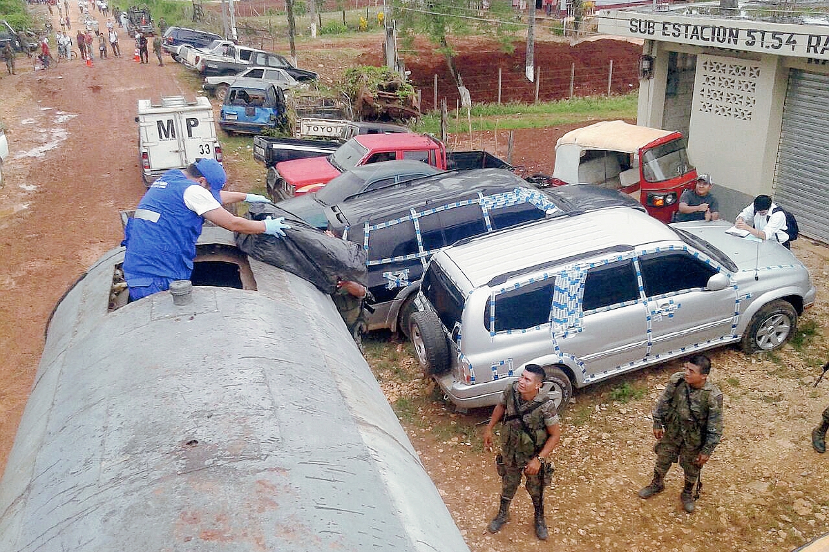 Fiscales del MP revisan el camión cisterna en donde transportaban 280 cajas de cigarrillos de contrabando, en Raxruhá, Alta Verapaz. (Foto Prensa Libre: MP)