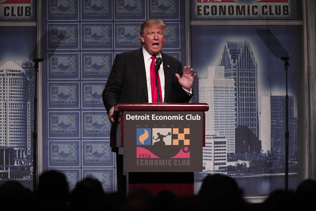 El candidato republicano Donald Trump se dirige a simpatizantes en un discurso en Detroit. (Foto Prensa Libre: AFP).