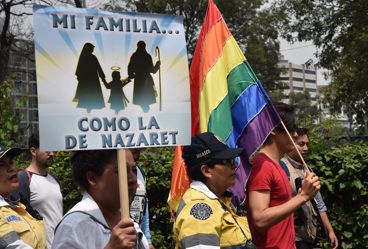 Manifestante a favor y en contra del matrimonio gay coincidieron en Ciudad de México. (Foto Prensa Libre: AFP).