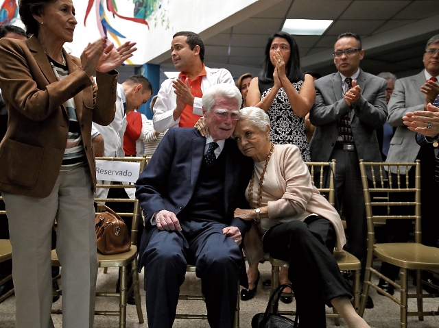 El doctor Aldo Castañeda, junto a su esposa, Araceli Rey Rosa, familiares, amigos y colegas, quienes le rindieron homenaje. (Foto Prensa Libre: Paulo Raquec)