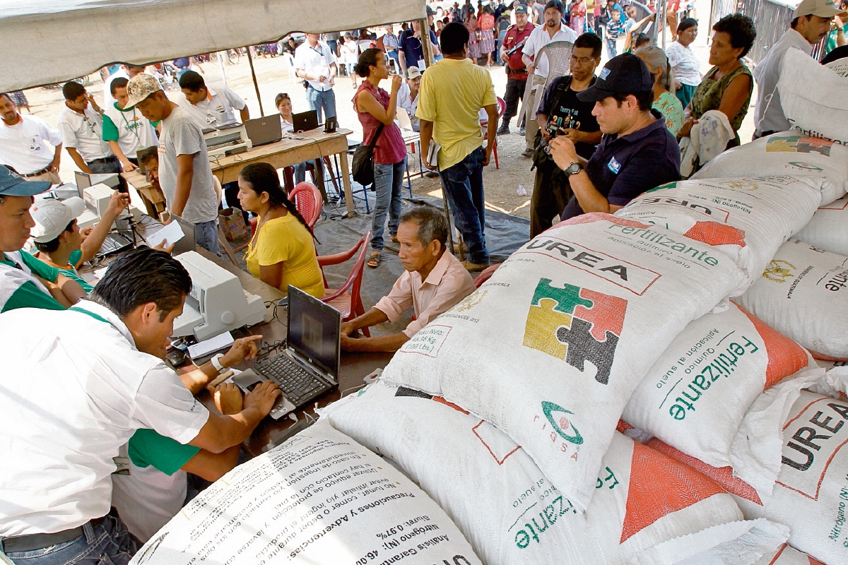 El programa de fertilizante podría desaparecer en el gobierno de Jimmy Morales por la falta de programación presupuestaria. (Foto Prensa Libre: Érick Ávila)