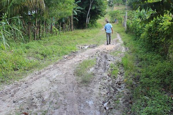 Vía principal está en malas condiciones. (Foto Prensa Libre: Rigoberto Escobar)