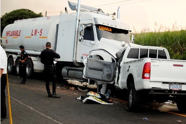 En el lugar murió el piloto del picop <span style="font-size: 10px;">Jorge Quiquiná, de 19 años, mientras que su acompañante   Nancy Castro, de 34 años resultó herida de gravedad. (Foto Prensa Libre: Melvin Sandoval)</span>
