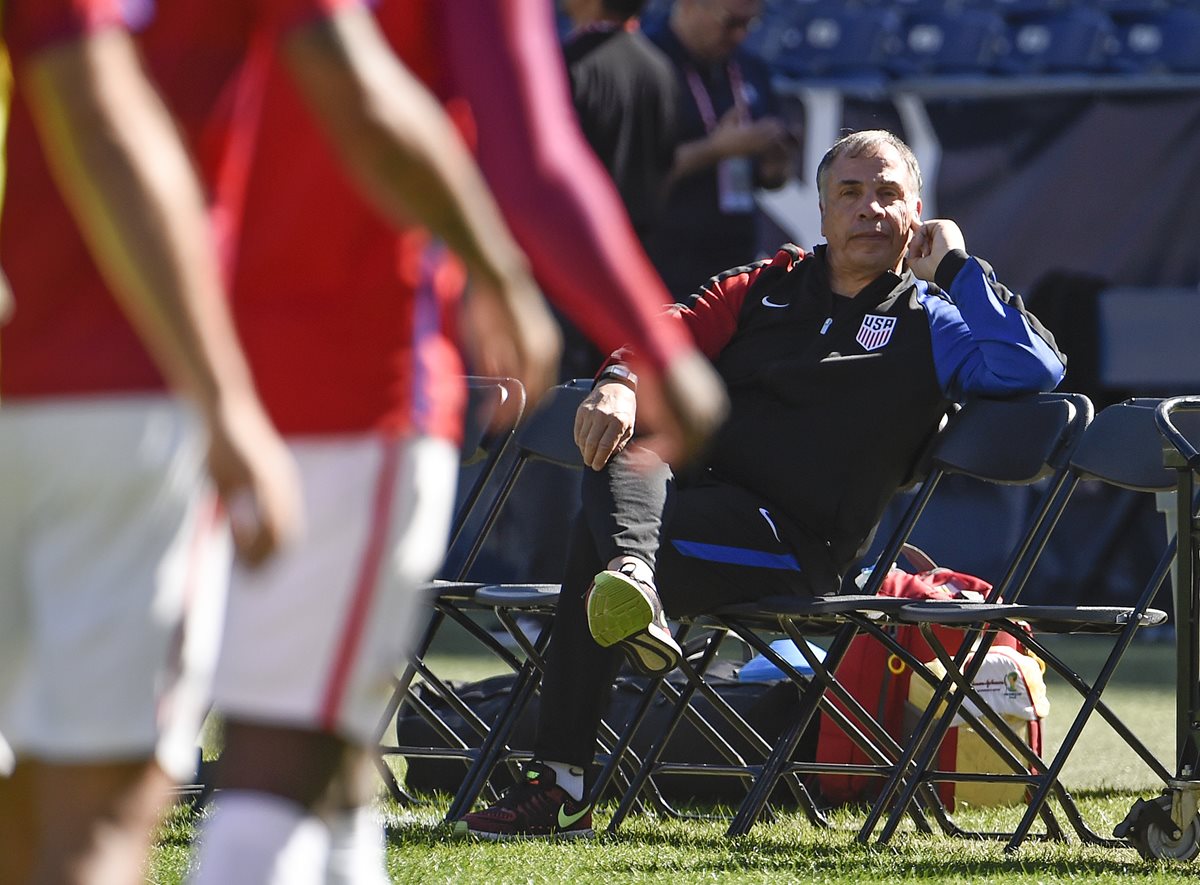 Bruce Arena, entrenador de la selección de Estados Unidos, no comparte el decreto antiinmigrantes del presidente Donald Trump (Foto Prensa Libre: AP)