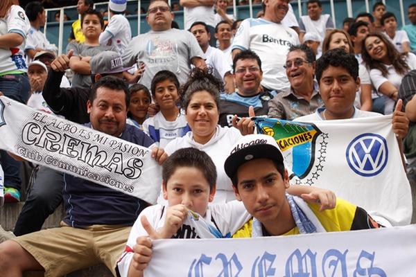 La afición crema vive en familia el clásico contra Municipal. (Foto Prensa Libre: Jesús Cuque)