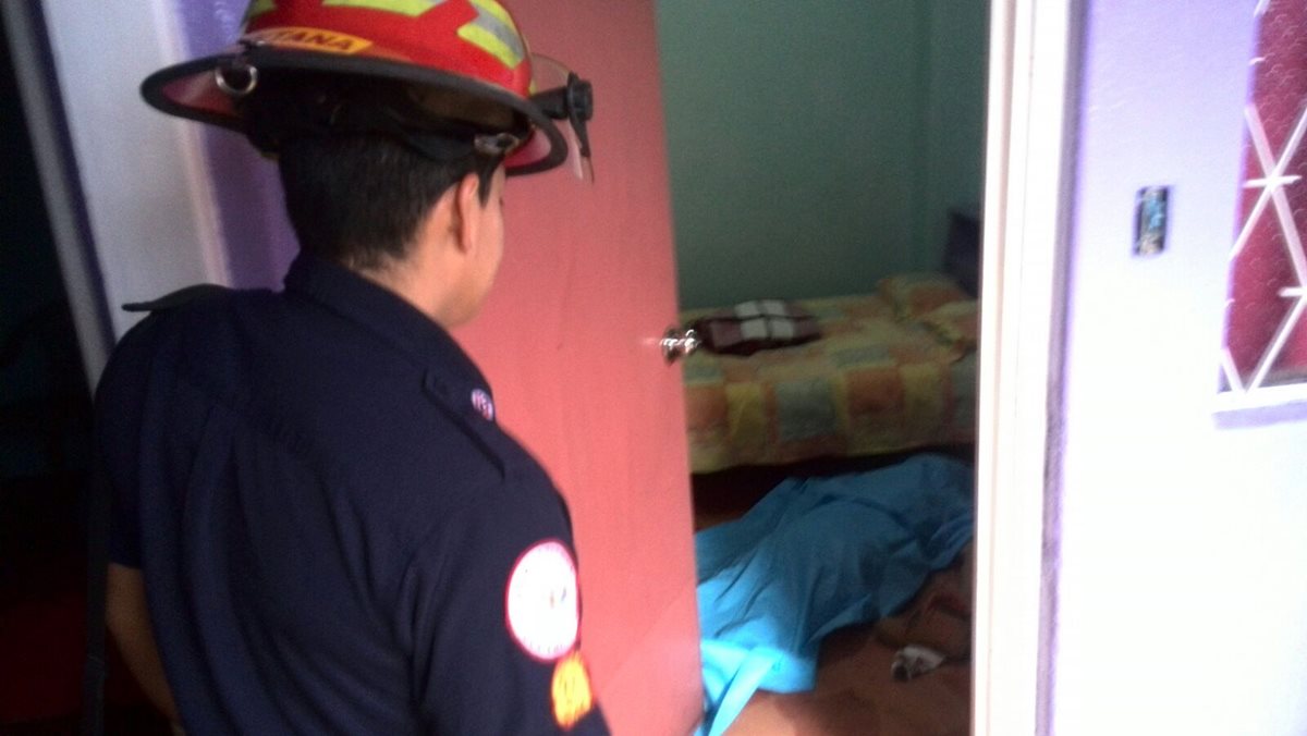 El cadáver de un hombre fue encontrado hoy en un hotel de la zona 9. (Foto Prensa Libre: Erick Ávila)