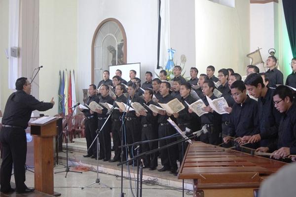Jóvenes que se formaban en el Seminario de Cobán se trasladan a la capital. (Foto Prensa Libre: Ángel Martín Tax Yax)