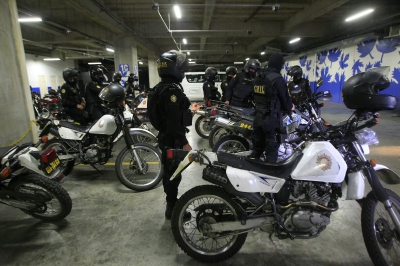 Agentes de la PNC copan el parque del centro comercial para identificar los vehículos sospechosos. (Foto Prensa Libre: Álvaro Interiano)