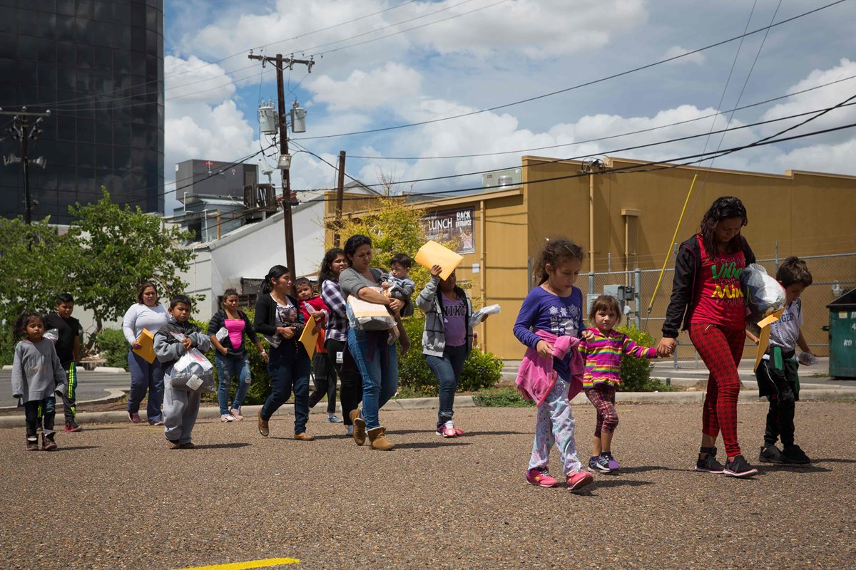 Organizaciones y oenegés de EE. UU. se suman a la tarea de ayudar a familias separadas por las políticas migratorias de Donald Trump. (Foto Prensa Libre: AFP)