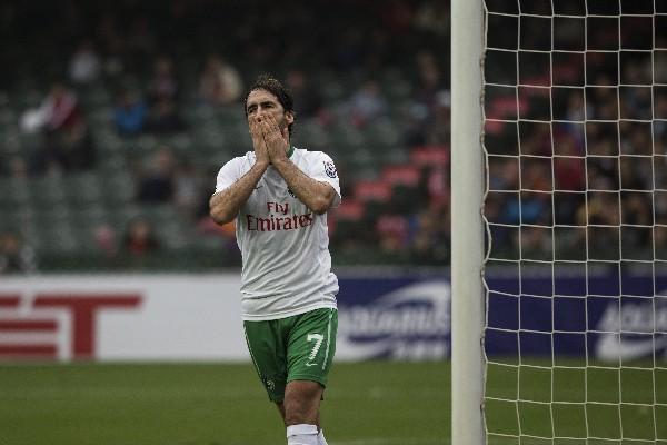 Raúl festeja luego de anotar desde los once metros. (Foto Prensa Libre: EFE)