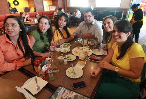 Los restaurantes del país se preparan para atender hoy a comensales que celebrarán el Día del Padre y que acudirán a ver los partidos de la Copa del Mundo. (Foto Prensa Libre: Hemeroteca PL)