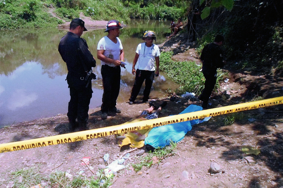 Socorristas y  agentes de la Policía recaban informaciónen el lugar donde murieron Jeffrey Edilio Iboy Guachín,  de 13 años, y su maestro Revil López Chocoj, 19, en   Siquinalá, Escuintla. (Foto Prensa Libre: Enrique Paredes)