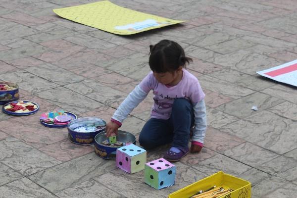 Una estudiante de Totonicapán  aprende matemática  con un juego de dados.