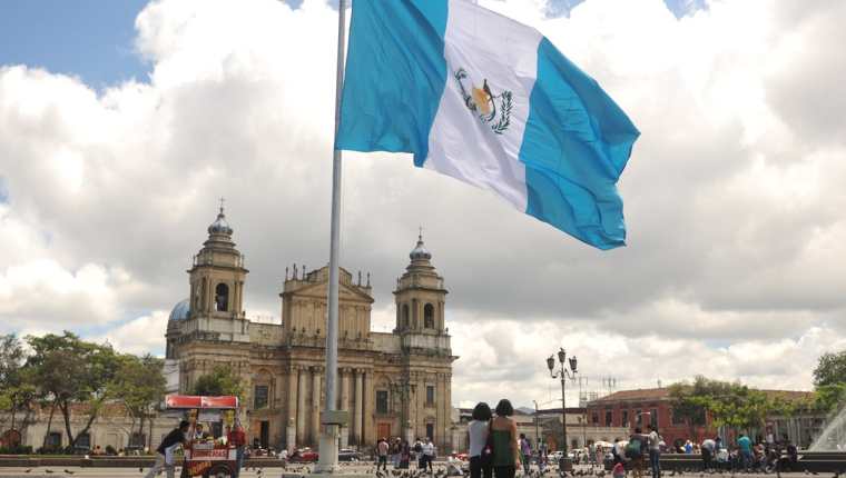 Bandera de Guatemala en el Parque Central