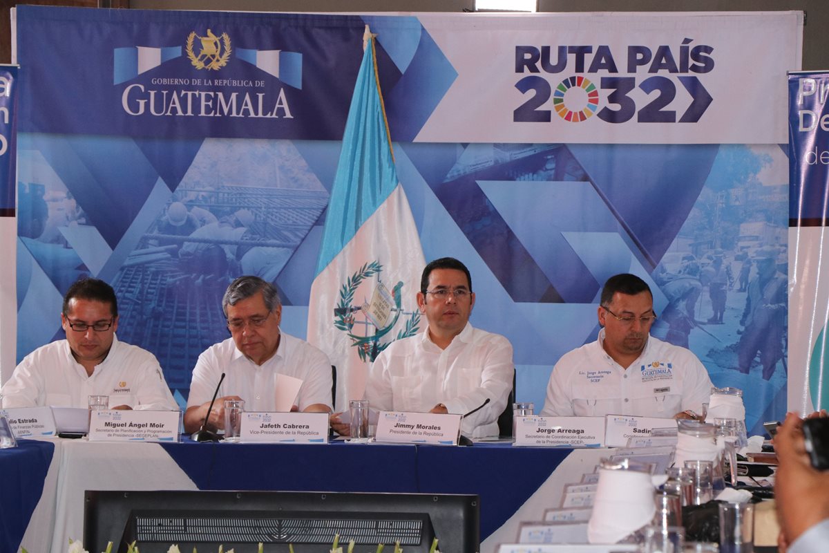 El binomio presidencial y funcionarios, durante una gira en Petén el 5 de diciembre recién pasado. (Foto Prensa Libre: Hemeroteca PL)