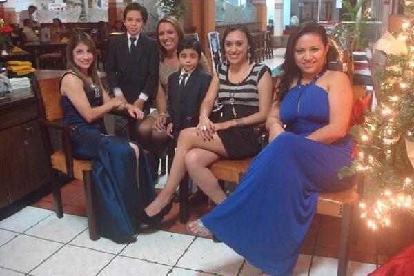 candidatas A reina de la Fraternidad Cholense, acompañadas de   Juan Pablo y Ronnie Josué Reyes.