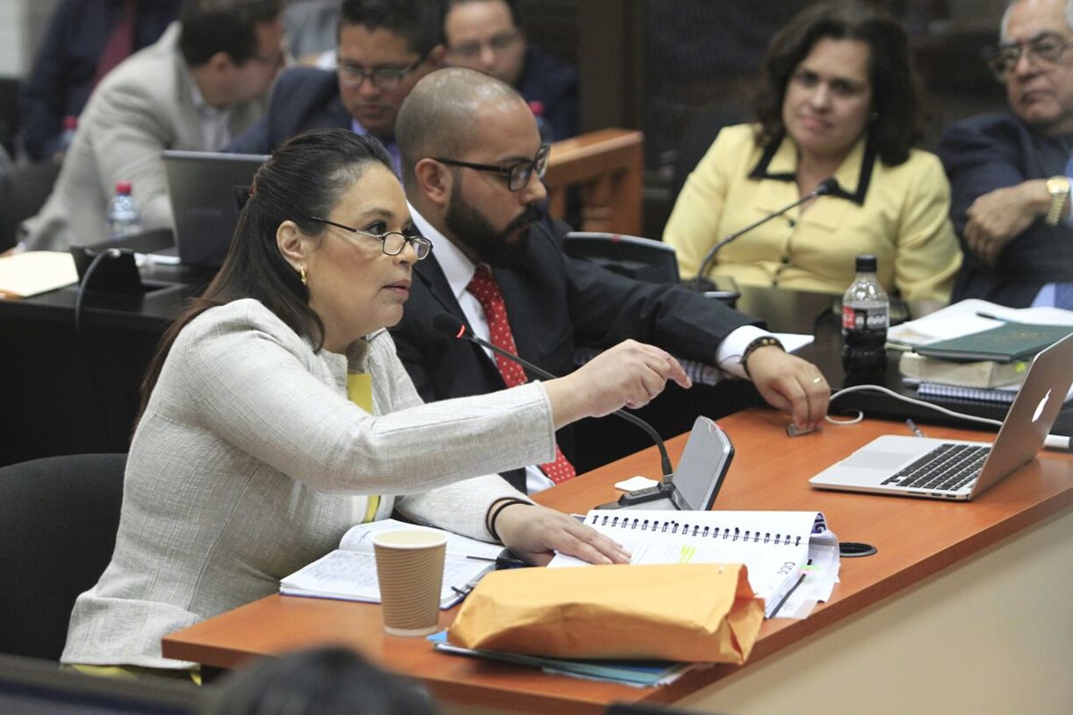 Ex vicepresidenta Roxana Baldetti presenta las pruebas de descargo para evitar ser enviada a juicio en el caso La Línea. (Foto Prensa Libre: Carlos Hernández)