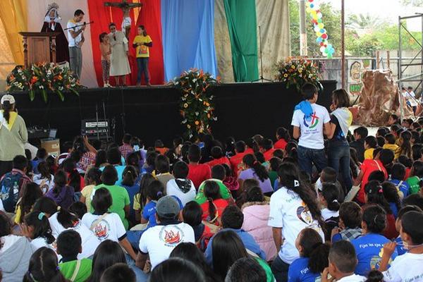 Niños católicos participan en encuentro misionero realizado en Chimaltenango. (Foto Prensa Libre: José Rosales) <br _mce_bogus="1"/>