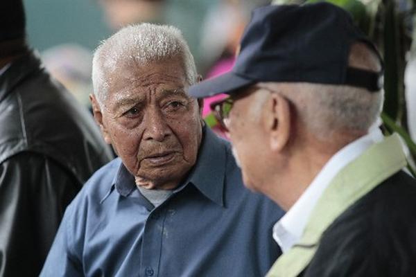 Gregorio Illescas, de 89 años, es de los pensionados del Igss que acude regularmente a recibir medicinas. Le gusta llegar al Camip para encontrar con quien platicar. (Foto PrensaLibre: Álvaro Interiano)<br _mce_bogus="1"/>