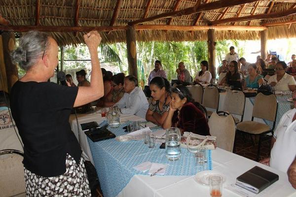 La doctora Elsa Berganza brinda información del virus de chikungunya al personal de Salud de Jutiapa. (Foto Prensa Libre: Óscar González)