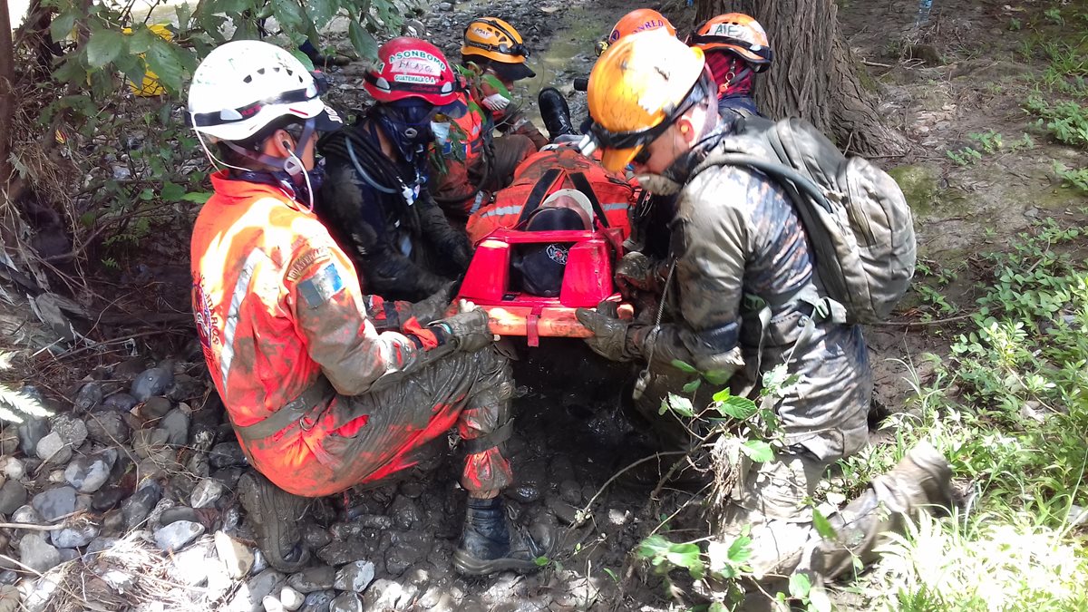 Con el objetivo de que la capacidad de respuesta de los cuerpos de socorro se acorde a las necesidades, la Cruz Rija y la Usaid impartieron un curso sobre rescates de víctimas de desastres naturales, en Huehuetenango. (Foto Prensa Libre: Mike Castillo)