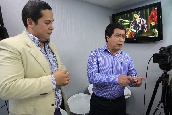 Érick Suárez y Alfonso Bautista explican, al final del programa Diálogo Libre, las ventajas de interpretar la  marimba, que es el instrumento nacional. (Foto Prensa Libre: Edwin Bercián)