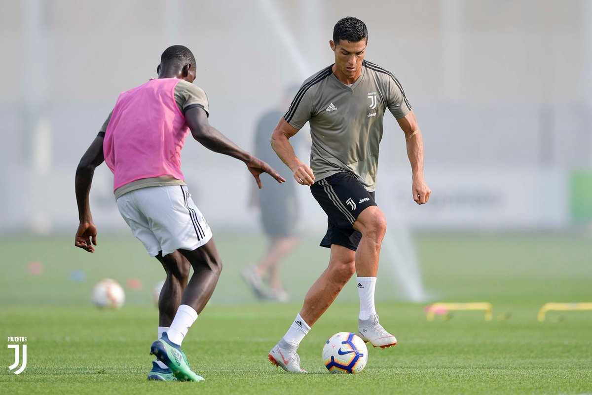 Cristiano Ronaldo, durante la práctica de la Juventus de Turín. (Foto Prensa Libre: Twitter @juventusfc)