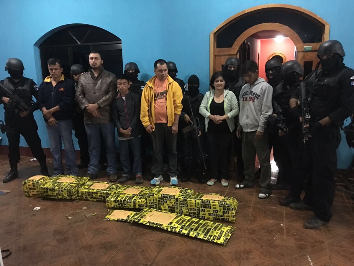 Agentes de la PNC resguardan cocaína decomisada en El Quetzal, San Marcos, donde fueron aprehendidas seis personas. (Foto Prensa Libre: PNC)