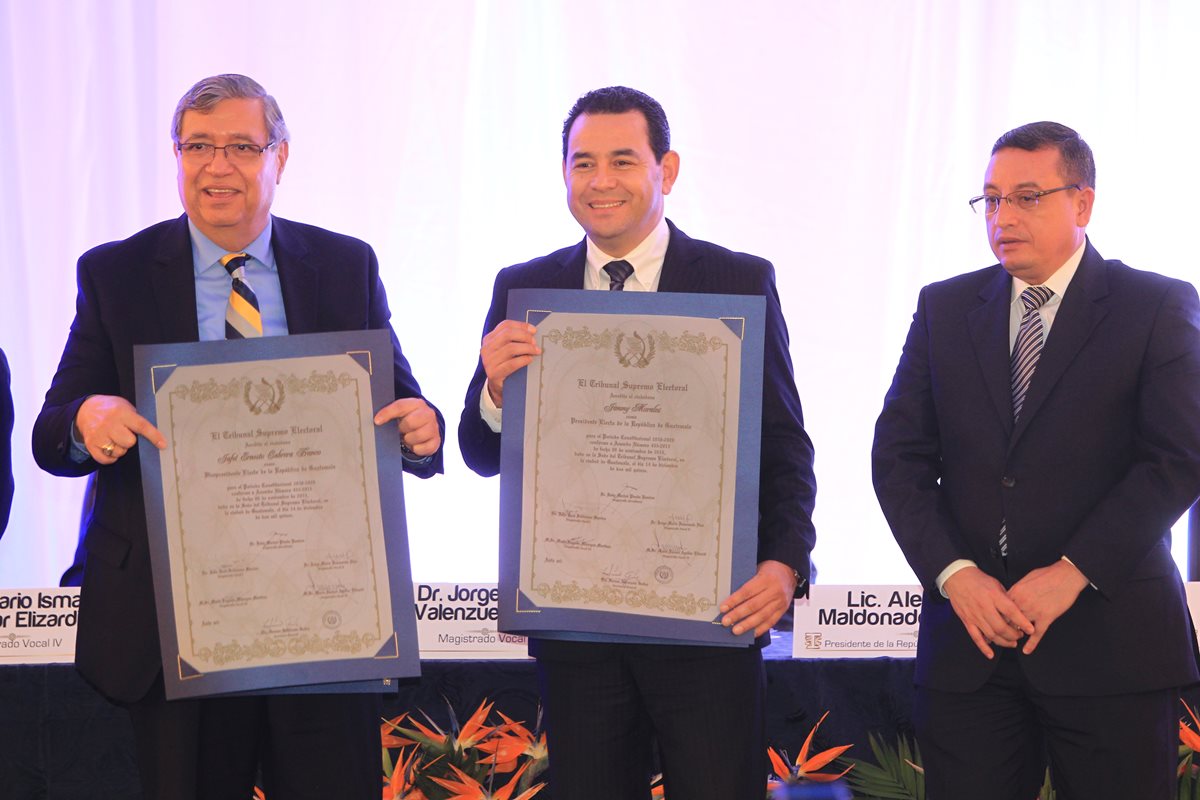 Jafeth Cabrera y Jimmy Morales, reciben de manos del Magistrado Rudy Pineda, el titulo que los acredita como presidente y vicepresidente electos de Guatemala (Foto Prensa Libre: HemerotecaPL)